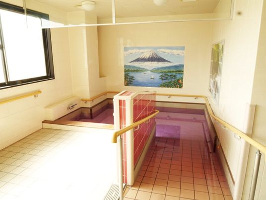 広々とした浴槽の浴室