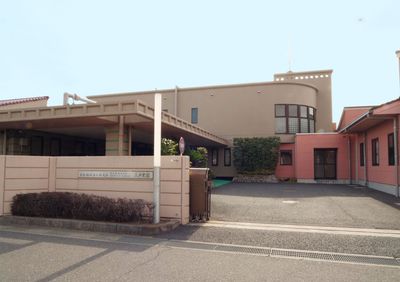 訪問者を迎える建物外観  