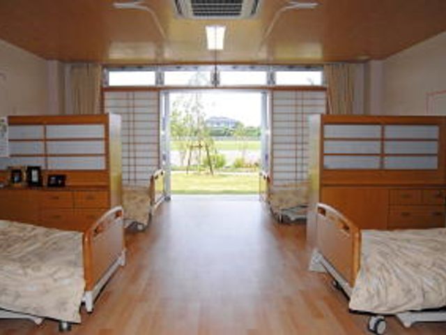 自然光が溢れる居室 居室 明るい日差しが差し込む居室で、心地よい空間が広がっています。快適な生活をサポートします。