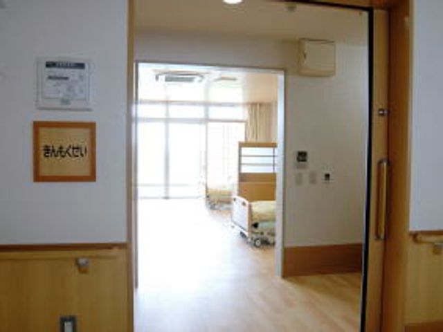 快適な居室 居室 自然光がたっぷり入る居室は、明るく開放的で快適です。バリアフリー設計が施されています。