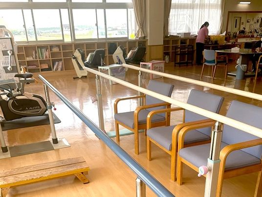 訓練器具のある明るい室内  
