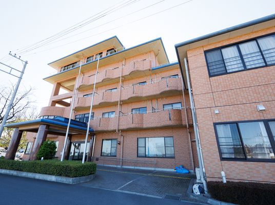 オレンジ色の建物の外観