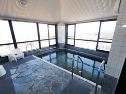 明るい窓辺の浴室