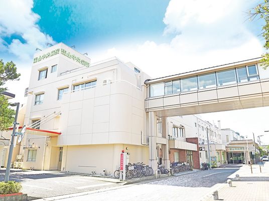 病院連絡通路のある外観  