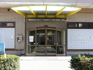 明るい入口のエントランス  