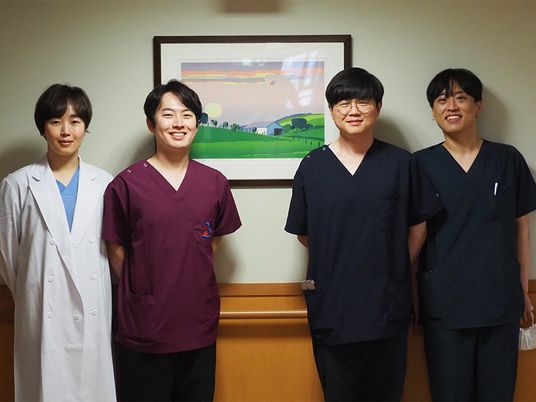 スタッフ4人の廊下  