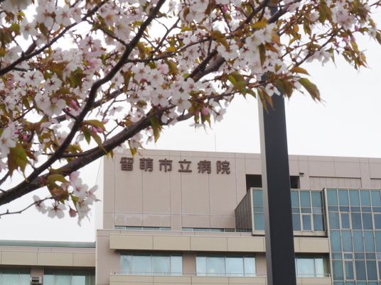 病院外観と桜  