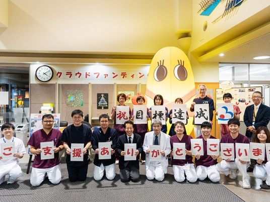 集合する職員と利用者エントランス  