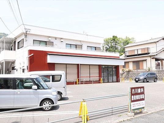 施設外観と駐車場  