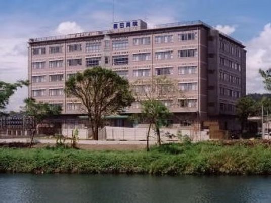 川沿いの施設外観
