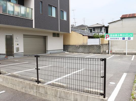 駐車場のある外観  