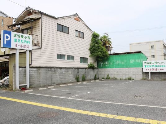 駐車場のある外観  