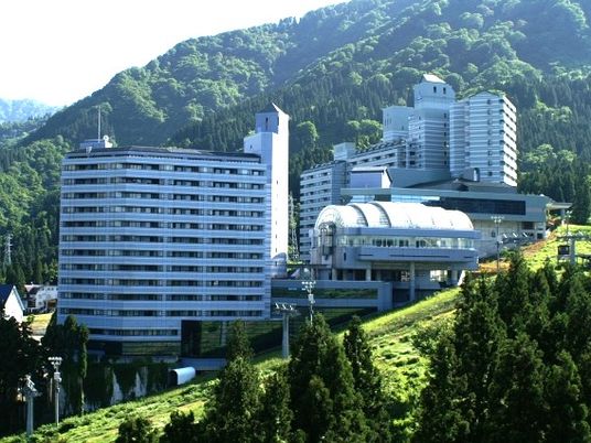 山あいに建つ施設外観  