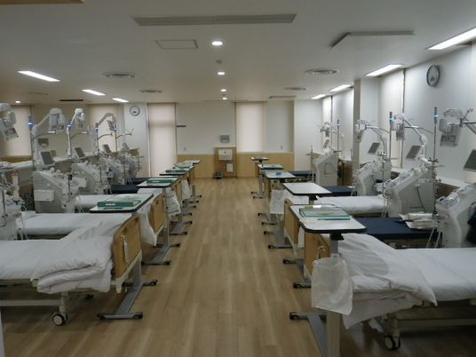 機能訓練室のベッド列  