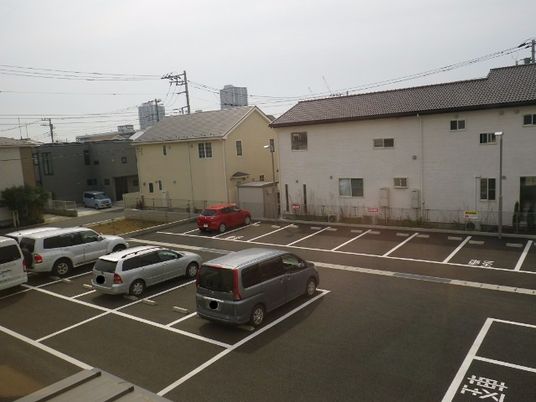 駐車場と住宅の外観  
