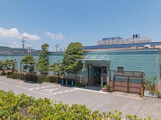 青い外壁の建物外観  