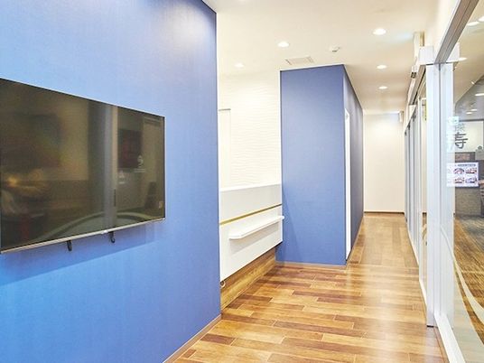 明るい廊下と壁掛けテレビの廊下  