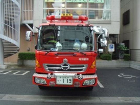 消防車が停車する外観  
