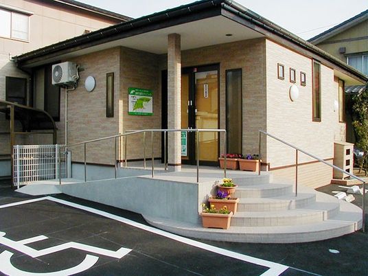 段差の少ない入口の外観  