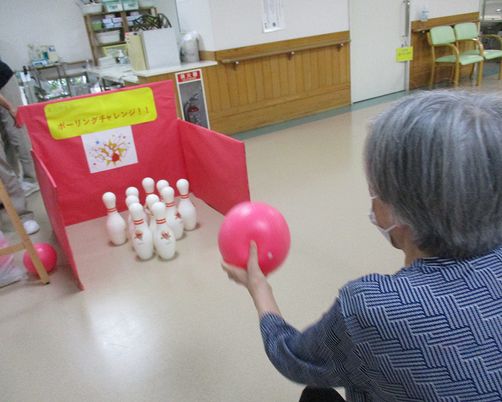 ボウリングゲームを楽しむ室内