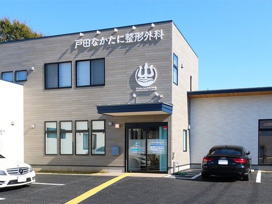 外観と駐車場の建物  