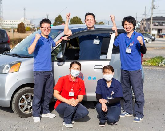 チームと車両の前