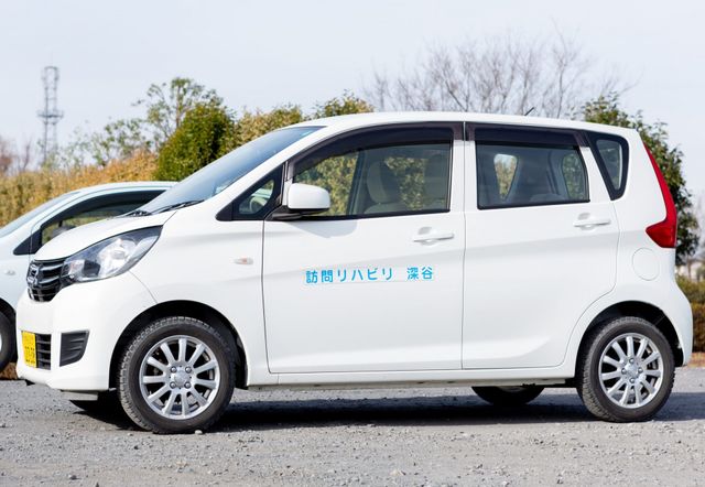 施設用車両外観 外観 訪問リハビリ用の車両は、快適で安全な移動をサポートします。複数の送迎にも適しています。
