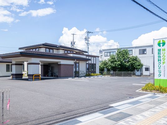 明るい外観と駐車場のある外観  