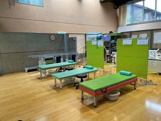 機能訓練室のベッド  