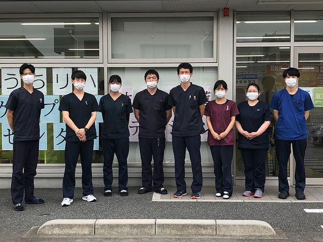 スタッフ集合の外観 外観 笑顔で立つスタッフの皆さんは、温かな雰囲気を醸し出しています。就業意欲を掻き立てる魅力があります。
