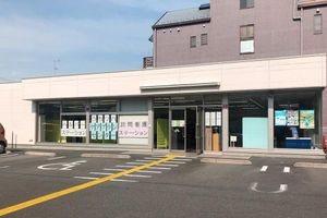 広い駐車場の外観