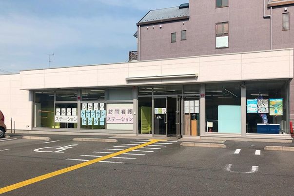 広い駐車場の外観