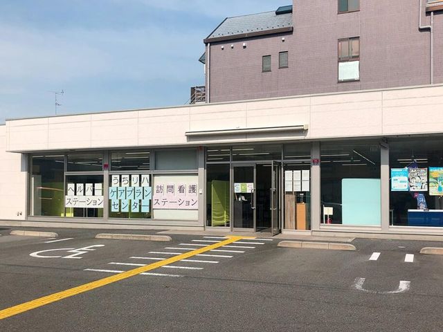 広い駐車場の外観 外観 清潔感のある建物の前には、広々とした駐車場があります。来訪者の利便性が考慮されています。