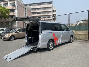 送迎車の後部スロープ  