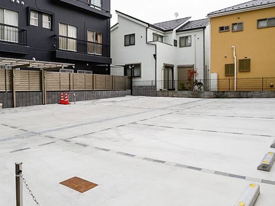 建物前の駐車場  