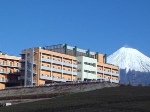 施設の外観と富士山  