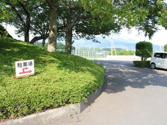 駐車場へ続く外観  