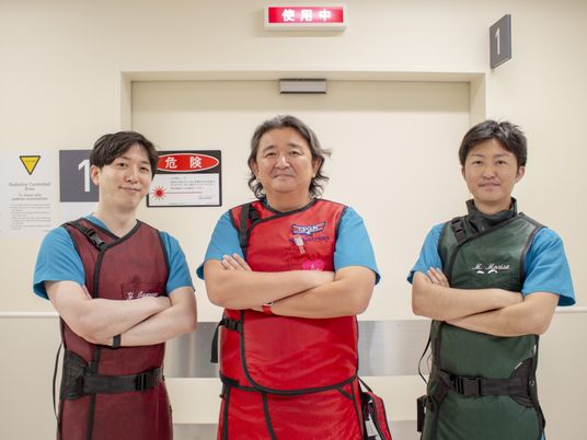防護具のスタッフ3人
