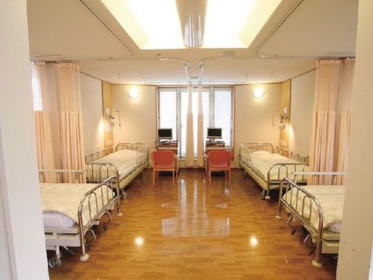 4床の明るい居室  