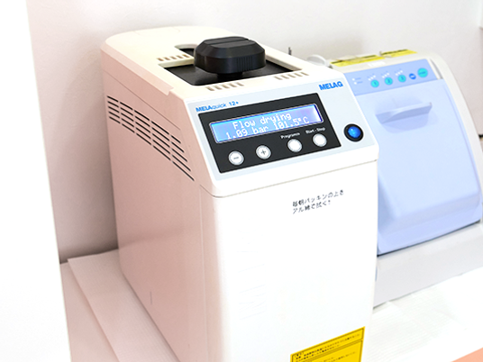 機器が並ぶ廊下  