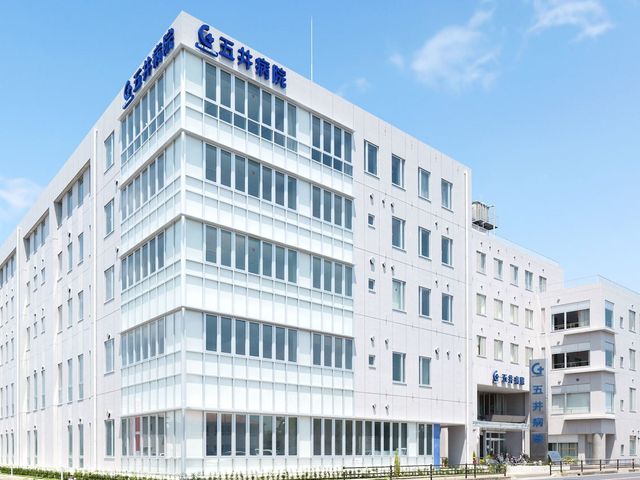 白い病院の外観 外観   白を基調とした大きな建物で、窓が多く並び明るい印象です。就業先の外観を確認しやすいです。