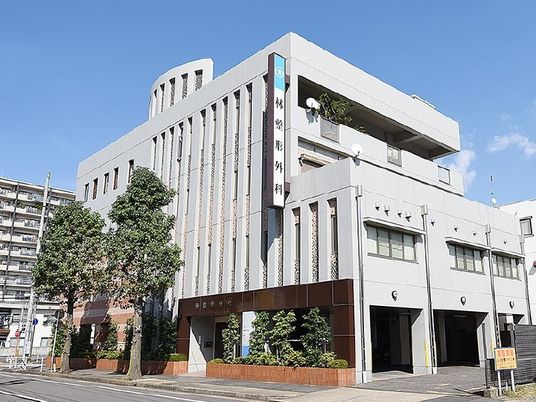白い建物の外観  