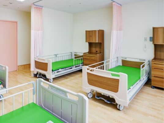 明るい個室の居室  