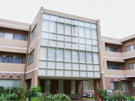 中庭を囲む建物外観  