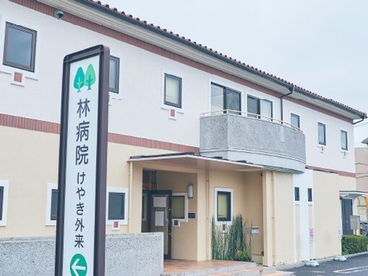 病院風の建物外観  
