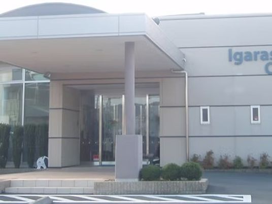 施設の正面玄関外観  