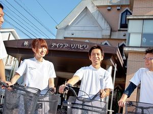 自転車前のスタッフ外観  