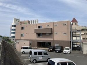 施設外観と駐車場  