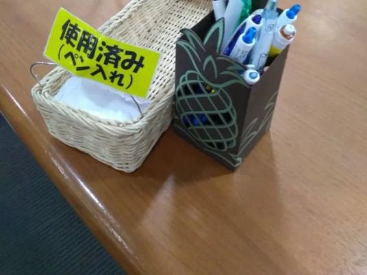 使用済みペン入れの卓上  