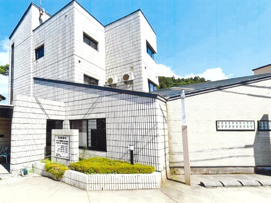 白い外壁の建物外観  